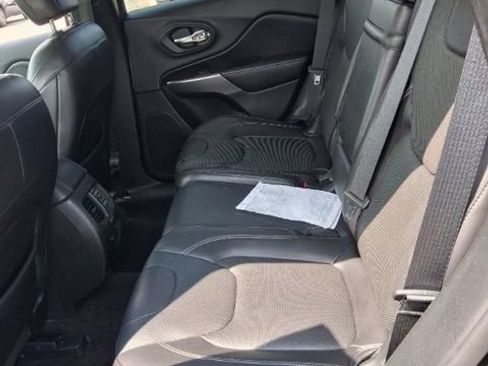 Used 2019 Jeep Cherokee Limited w/ Luxury Group AWD/4WD image 14