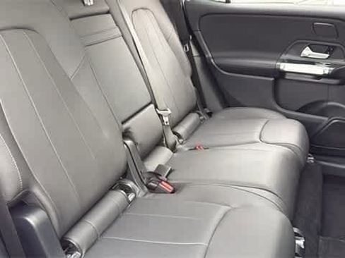 Used 2025 Mercedes-Benz GLB 250 4MATIC image 34
