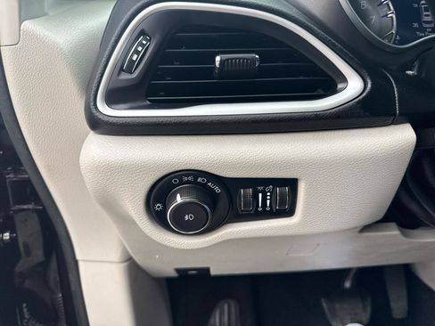 Used 2022 Chrysler Pacifica Touring-L FWD image 27