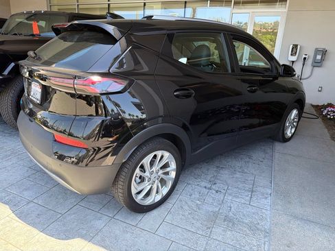 Used 2023 Chevrolet Bolt EUV LT w/ Comfort Package FWD image 7