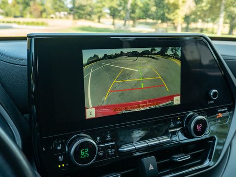 Used 2023 Toyota Highlander Limited FWD image 25