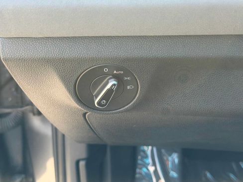 Used 2025 Volkswagen Jetta SE FWD image 14