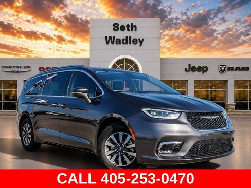 Used 2021 Chrysler Pacifica Touring-L FWD image 1