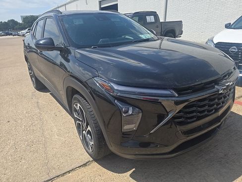 Used 2024 Chevrolet Trax RS w/ Sunroof Package FWD image 3