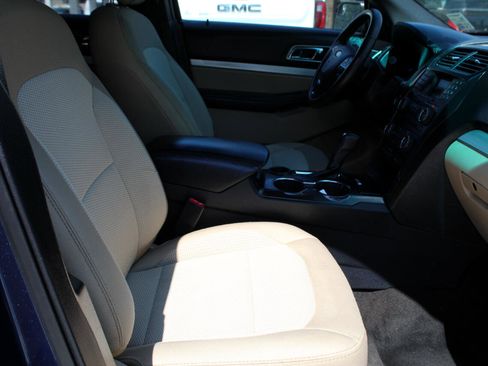 Used 2017 Ford Explorer XLT image 11