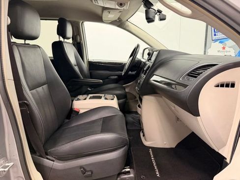 Used 2015 Chrysler Town & Country Touring-L w/ Driver Convenience Group FWD image 16