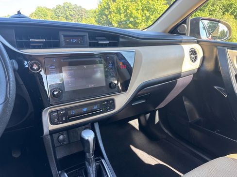 Used 2018 Toyota Corolla LE FWD image 14