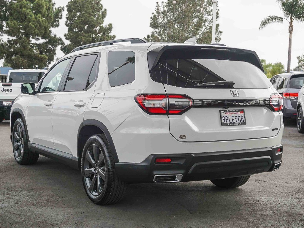 Used 2025 Honda Pilot Sport image 4