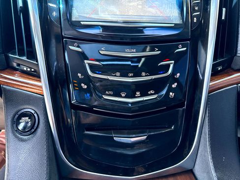 Used 2015 Cadillac Escalade Luxury image 27