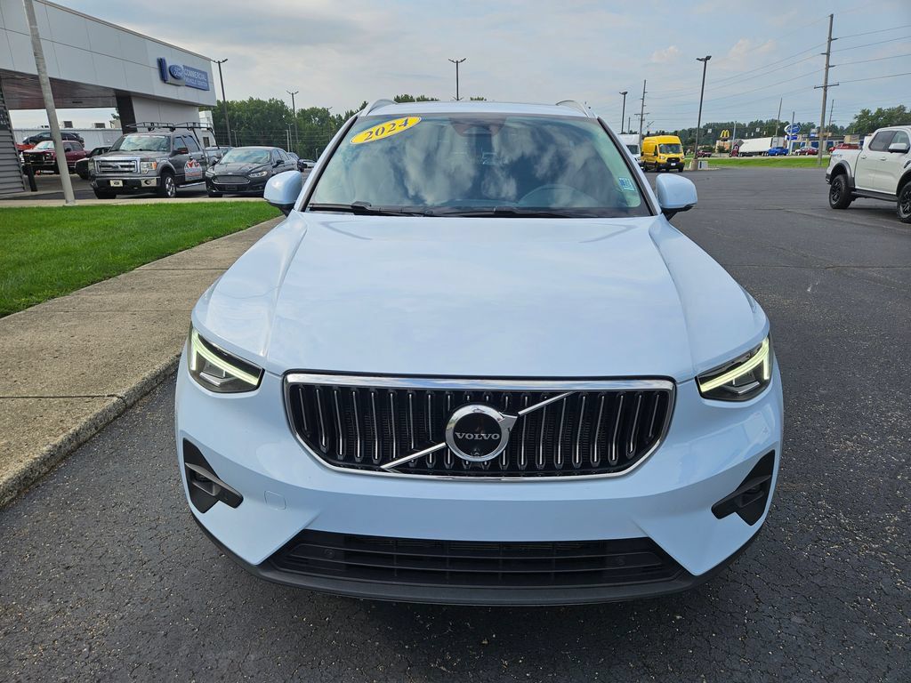Used 2024 Volvo XC40 B5 Plus AWD/4WD image 3
