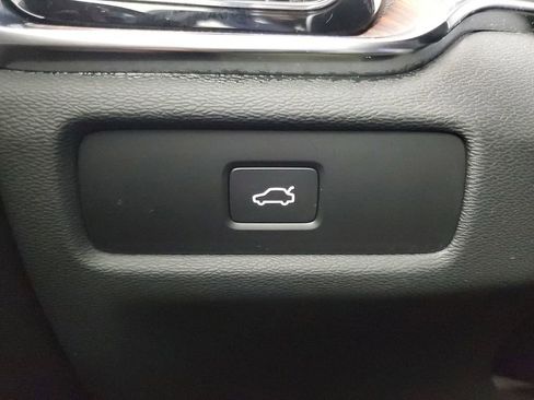 Used 2025 Volvo V60 B5 Cross Country Plus image 37