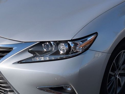 Used 2018 Lexus ES 300h w/ Navigation Package FWD image 6