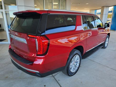 Used 2024 GMC Yukon XL SLT w/ SLT Luxury Package image 14