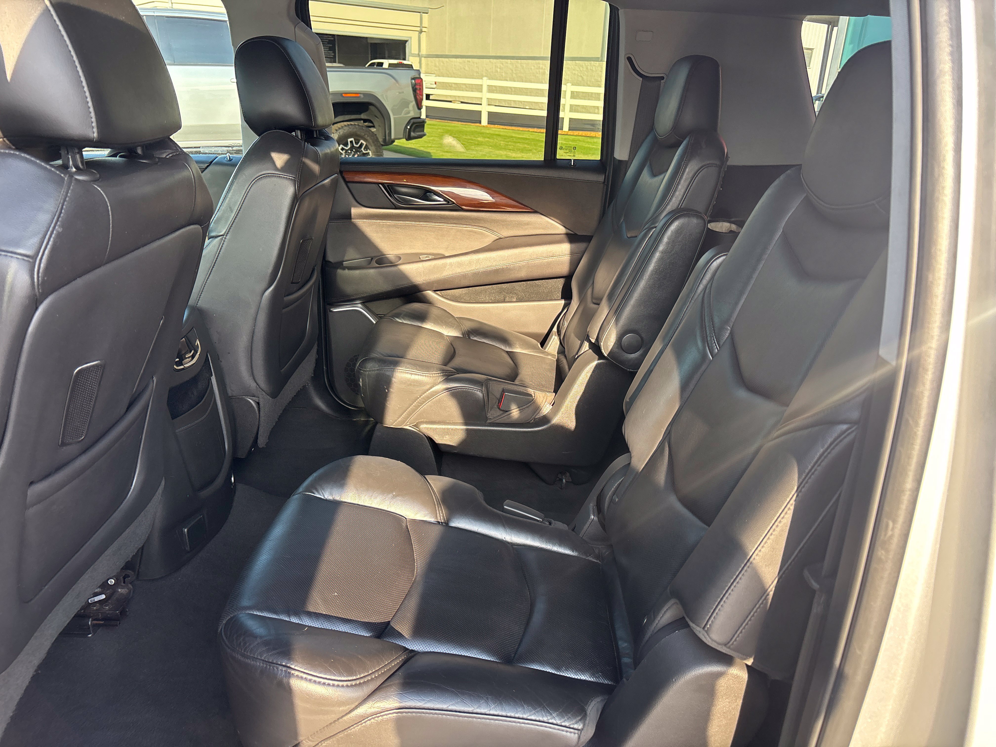Used 2019 Cadillac Escalade ESV Luxury AWD/4WD image 9
