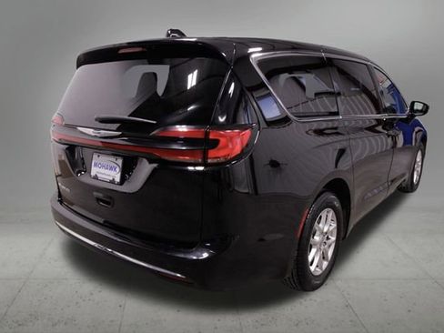 Used 2024 Chrysler Pacifica Touring-L image 5
