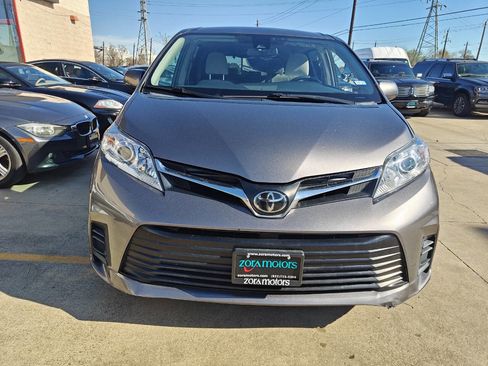 Used 2018 Toyota Sienna LE image 2