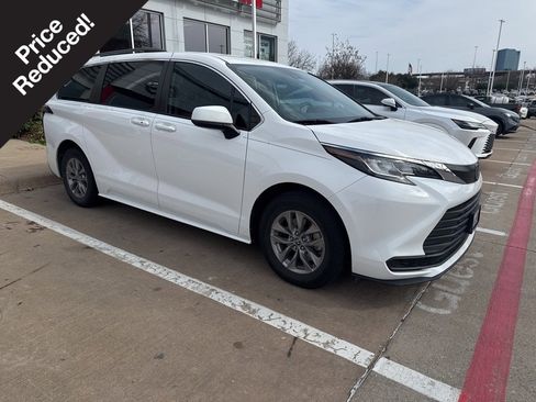 Used 2022 Toyota Sienna LE image 1