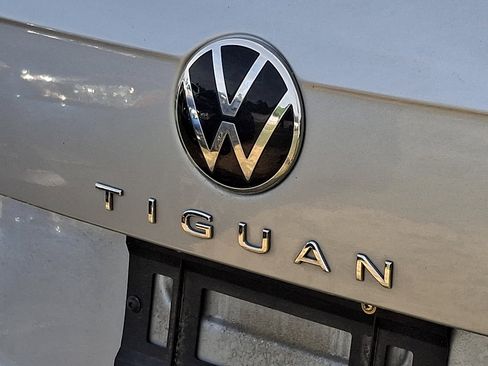 Used 2022 Volkswagen Tiguan SE R-Line image 4