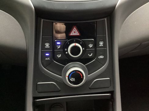 Used 2014 Hyundai Elantra SE image 16