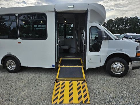 Used 2018 Chevrolet Express 4500 w/ Shuttle Bus Package RWD image 10
