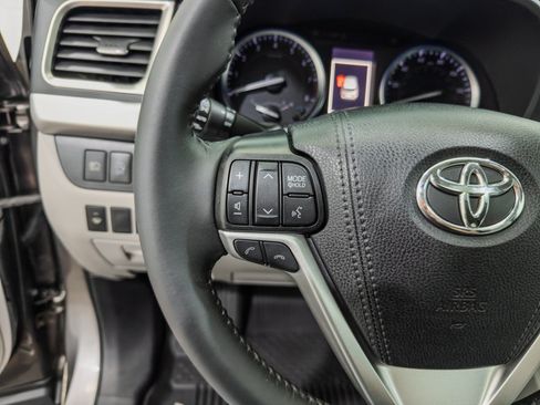 Used 2019 Toyota Highlander XLE AWD/4WD image 32