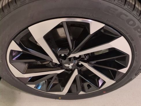 New 2025 Mitsubishi Outlander SE image 2