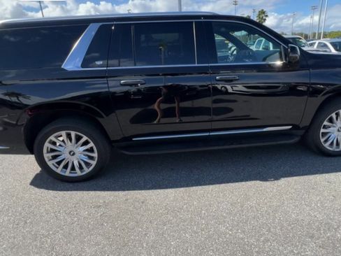 Used 2022 Cadillac Escalade ESV Luxury image 2