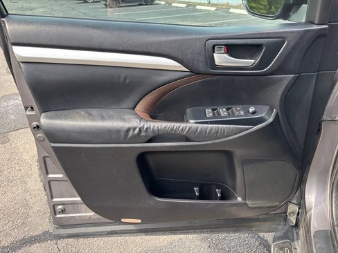 Used 2014 Toyota Highlander XLE FWD image 17