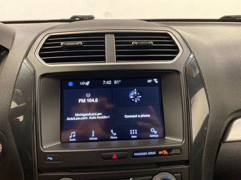 Used 2017 Ford Explorer XLT w/ Equipment Group 202A AWD/4WD image 10