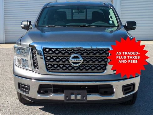 Used 2018 Nissan Titan SV image 9