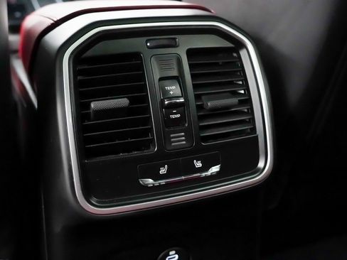 Certified 2025 Porsche Macan image 20