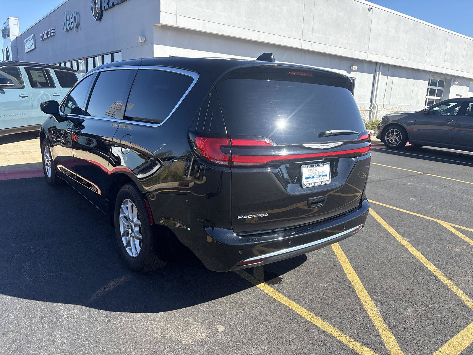 Used 2024 Chrysler Pacifica Touring-L FWD image 7