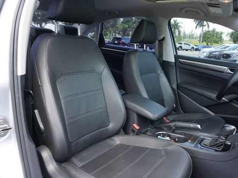 Used 2017 Volkswagen Passat 1.8T SE FWD image 2