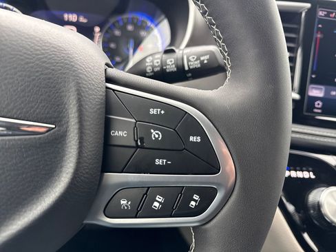 Used 2024 Chrysler Pacifica Touring-L image 28