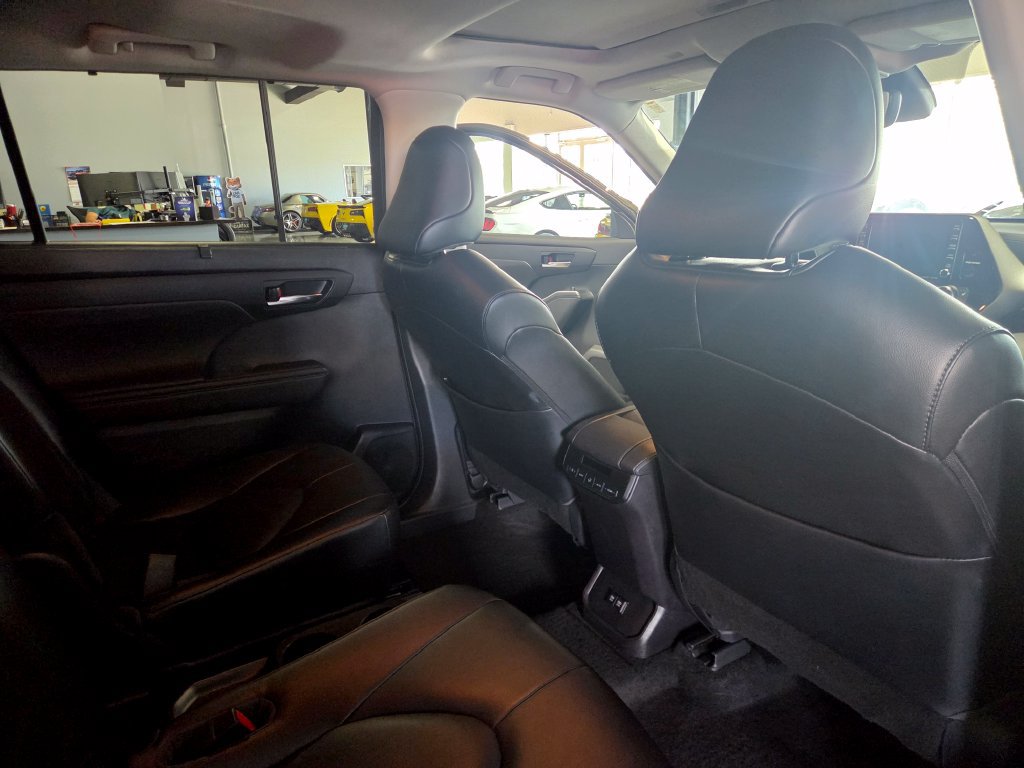 Used 2021 Toyota Highlander XLE AWD/4WD image 18