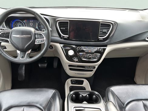 Used 2023 Chrysler Pacifica Touring-L FWD image 11
