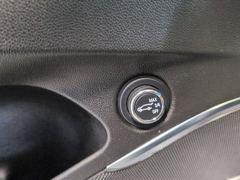 Used 2023 Buick Enclave Essence image 15