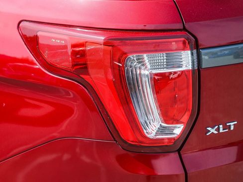 Used 2017 Ford Explorer XLT w/ Equipment Group 202A image 8