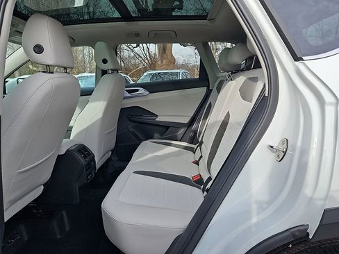 New 2026 Volkswagen Taos SE AWD/4WD image 9