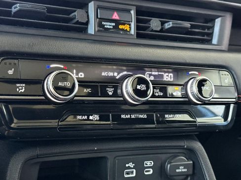 Used 2025 Honda Pilot TrailSport image 23