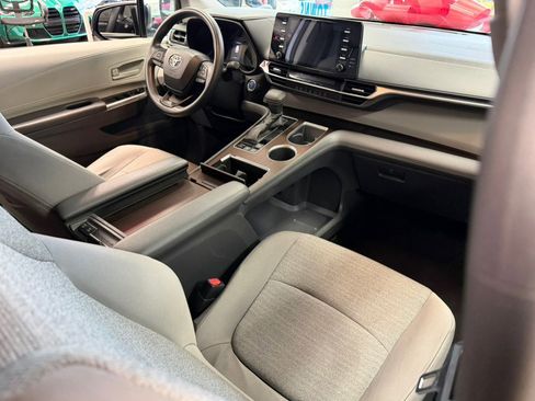 Used 2022 Toyota Sienna LE image 31