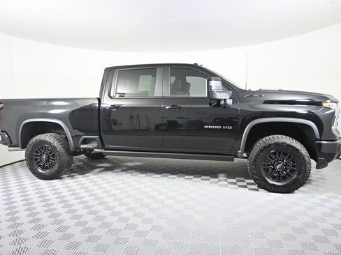 Used 2025 Chevrolet Silverado 2500 ZR2 w/ Technology Package image 9