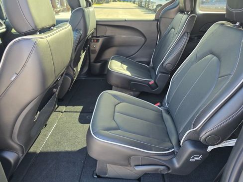 New 2026 Chrysler Pacifica Limited image 9