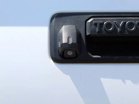 Used 2015 Toyota Tundra SR5 w/ SR5 Upgrade Package AWD/4WD image 9