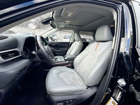 Used 2023 Toyota Highlander Bronze Edition FWD image 23