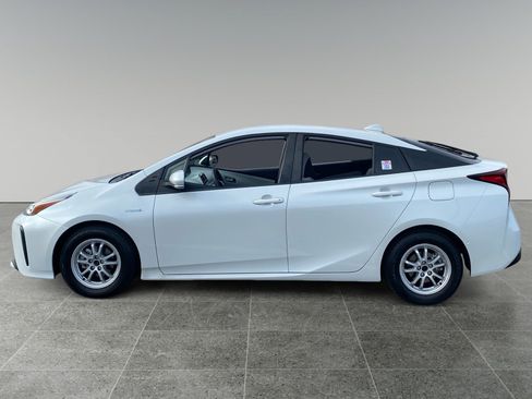 Used 2022 Toyota Prius LE FWD image 2