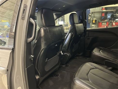 Used 2023 Chrysler Pacifica Touring-L w/ S Appearance Package image 16