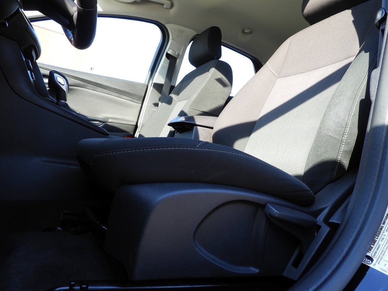 Used 2018 Ford Focus SE w/ Cold Weather Package FWD image 15