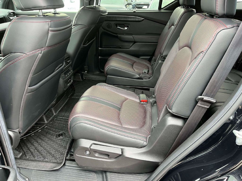Used 2025 Honda Pilot Black Edition image 6