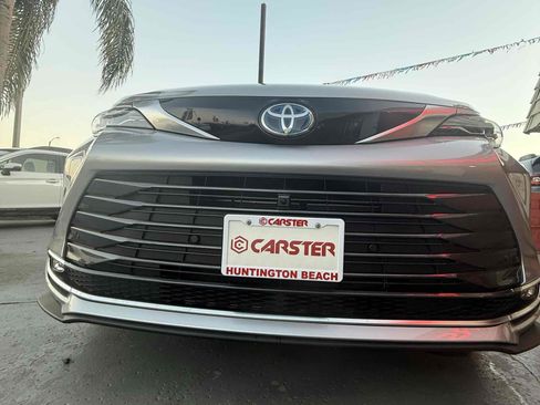 Used 2025 Toyota Sienna Platinum image 30